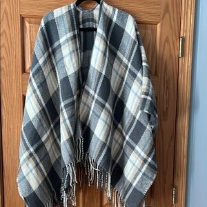 Elegant Plaid Shawl in Black and White